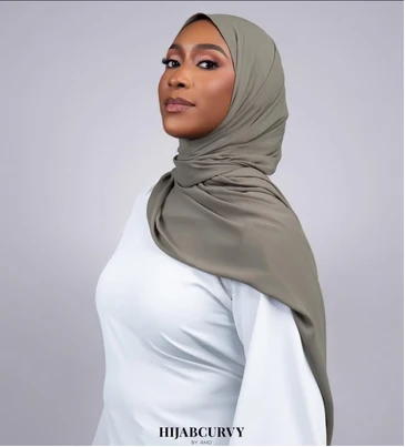 Portrait studio d'un mannequin portant un hijab kaki sur fond clair, logo Hijabcurvy