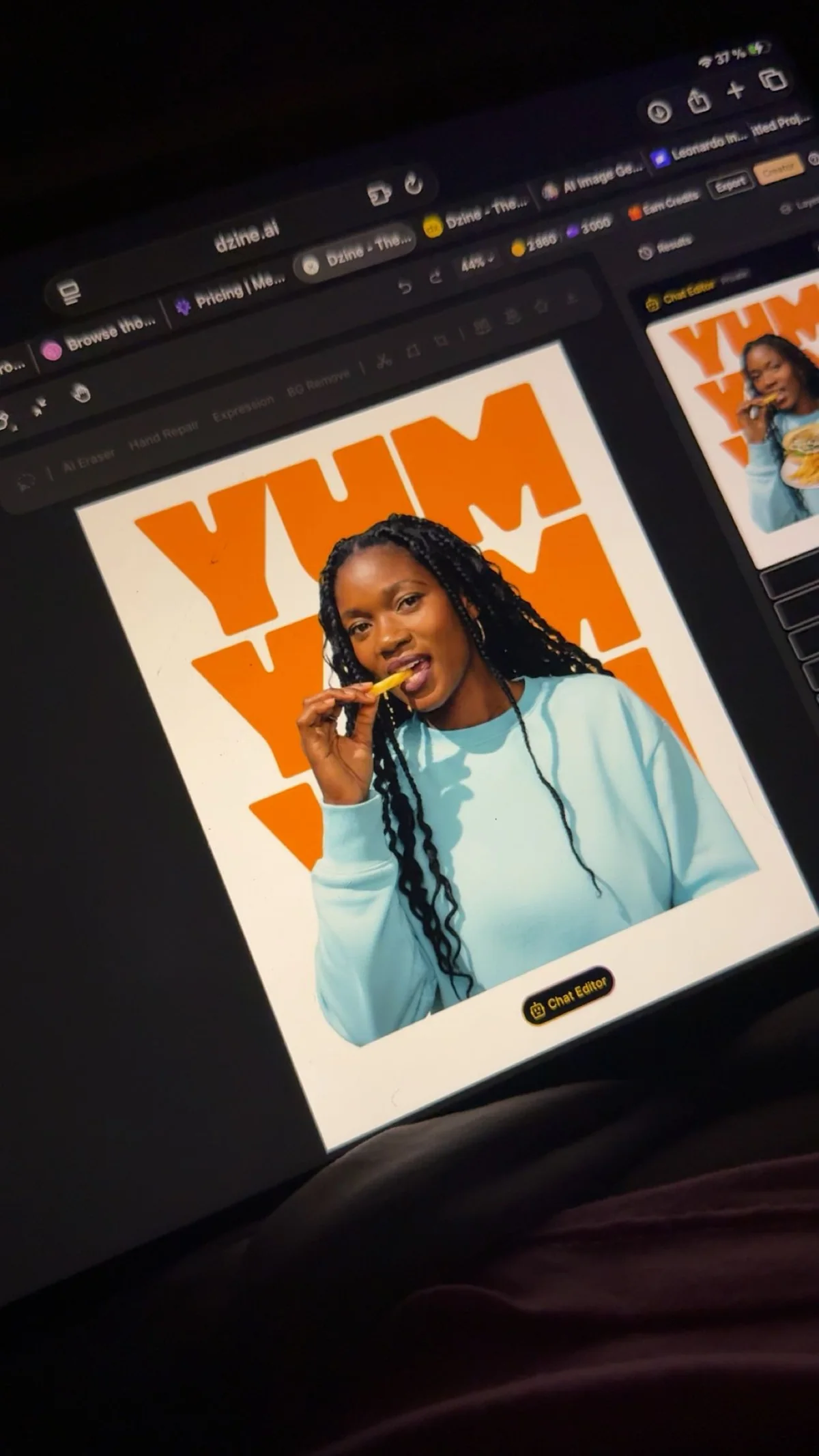 Écran d'ordinateur affichant un visuel orange YUM en cours d'édition