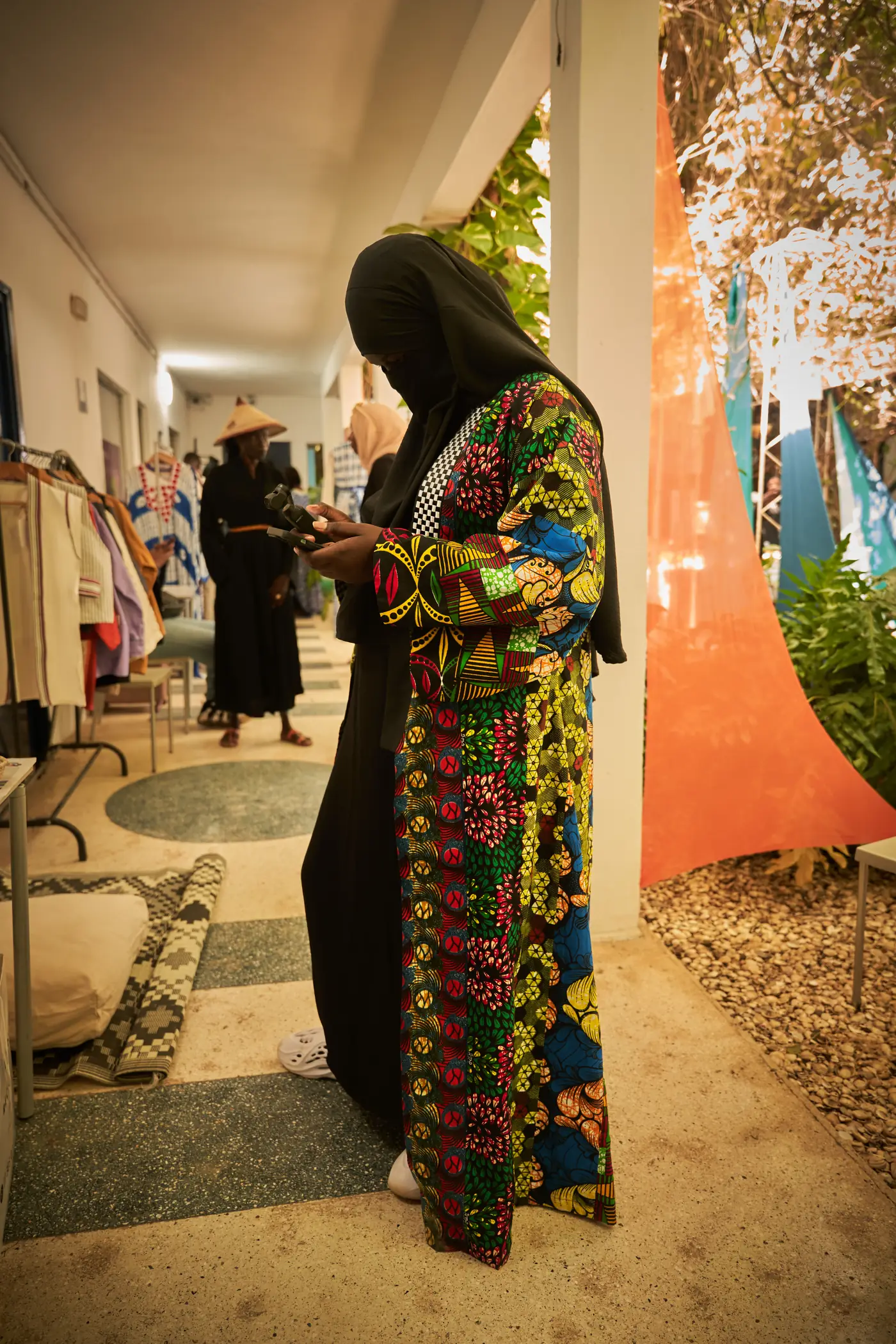 Second portrait de la séance Kamal Raw, tissu traditionnel et esthétique streetwear