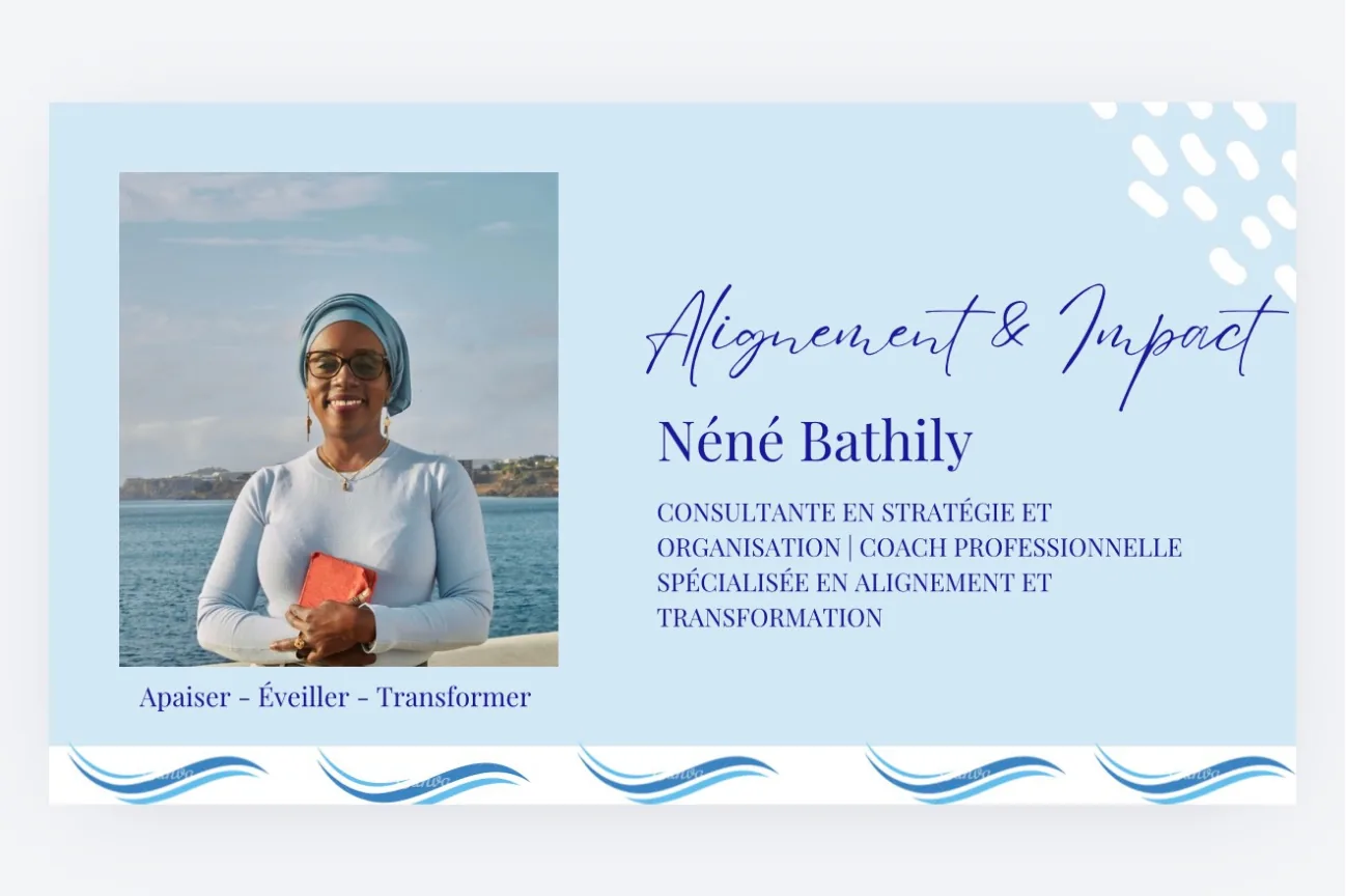 Visuel de marque « Alignement & Impact » : portrait souriant, nom et positionnement de consultante sur fond bleu clair