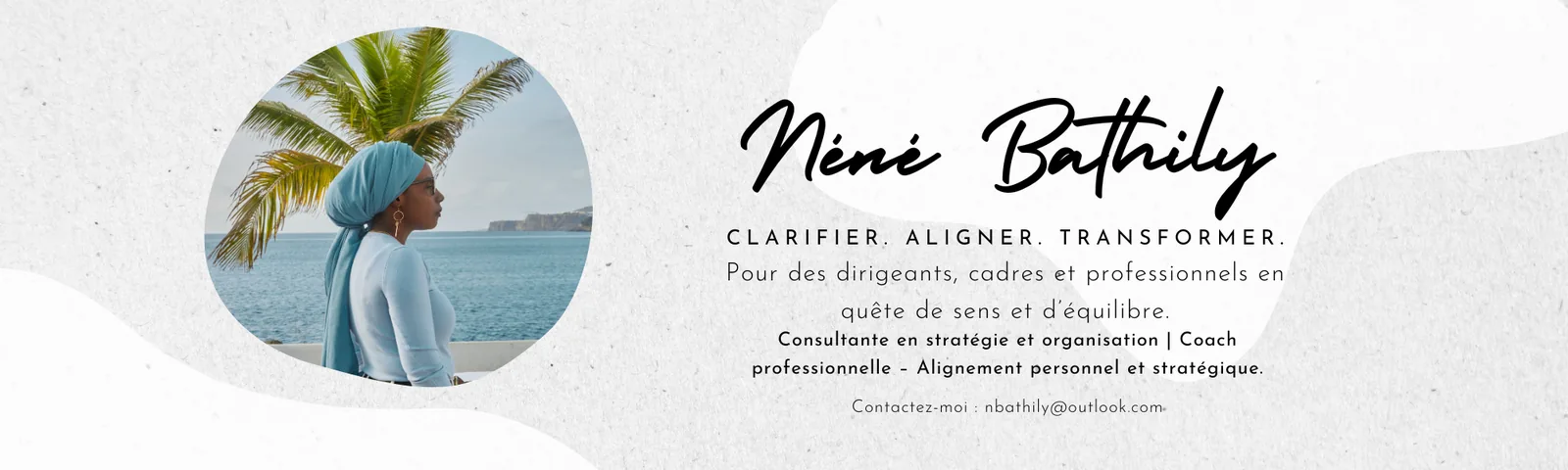 Nouvelle bannière LinkedIn claire : portrait au bord de mer, signature manuscrite et promesse « Clarifier. Aligner. Transformer. »